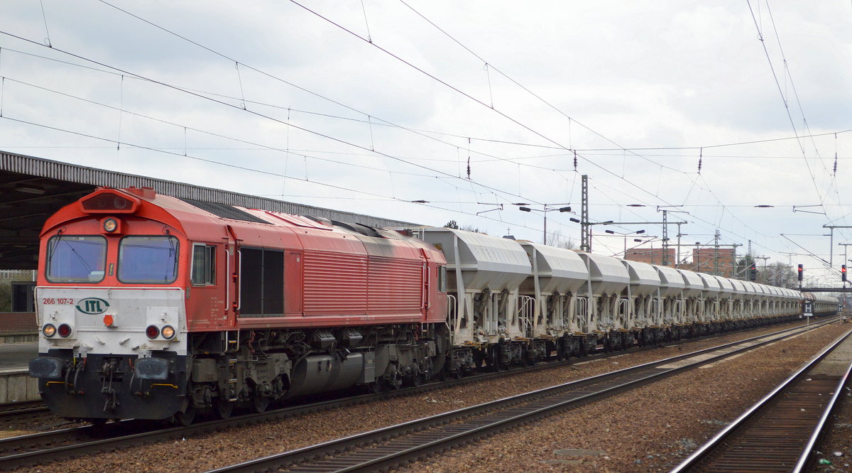 ITL - Eisenbahngesellschaft mbH mit  266 107-2  [NVR:  92 80 1266 107-2 D-ITL ] und einem Ganzzug Schüttgutwagen mit Kies am 15.03.19 Durchfahrt Bf. Flughafen Berlin-Schönefeld. 