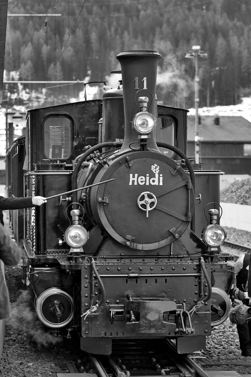 Ja mein Name ist Heidi!  
Die G 3/4 11 Heidi auf ihrer zweiten Jungfernfahrt als Oeler mit dem Sonderzug mit den Helfern Lok 11 Club 1889 im Bahnhof Zernez.Bild vom 2.4.2016