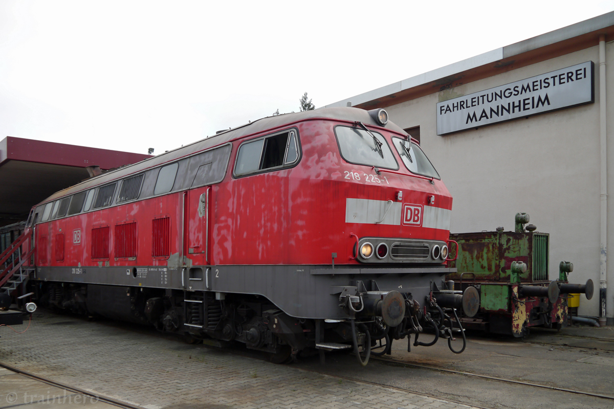 Ja sie lebt noch! 

Die bei der Historischen Eisenbahn Mannheim ausgestellte 218 225-1 konnte am Vatertag beweisen, dass sie nach einem Batteriewechsel immer noch Power hat. Für die akustische Kostprobe wurden auch die Lüfter nach einiger Zeit wieder geöffnet. 
(MA-Friedrichsfeld, 14.05.15)