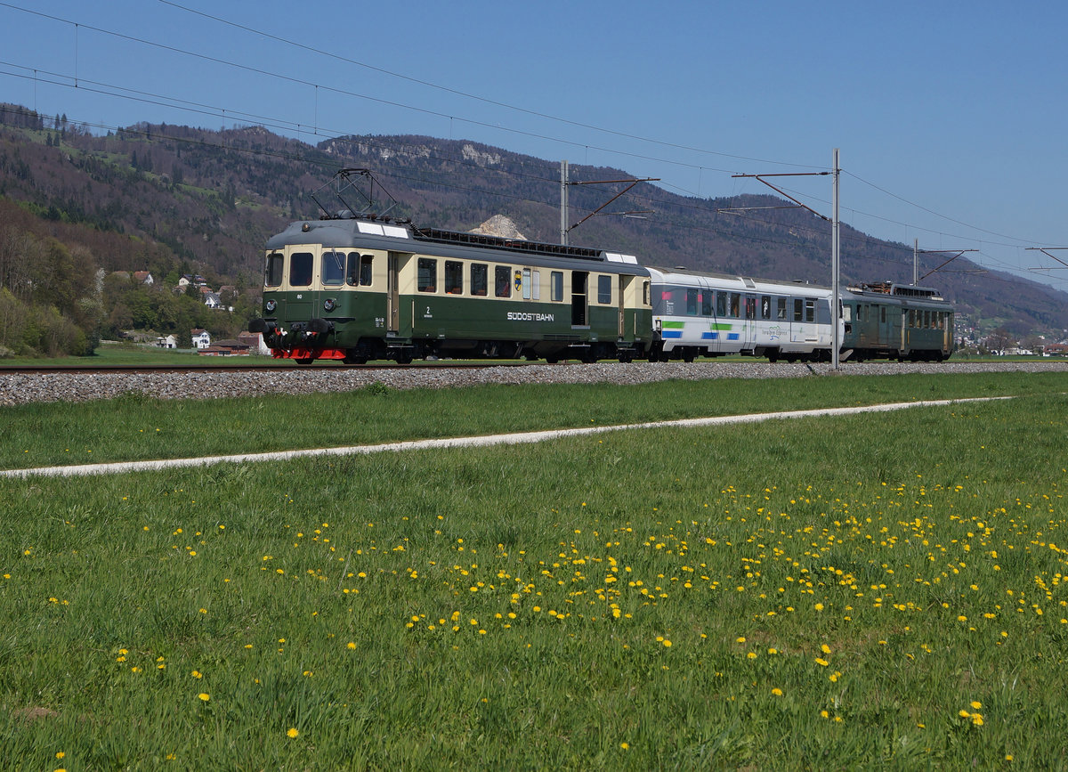 Jahresrückblick 2017
von Walter Ruetsch, Riedholz
APRIL
Verein Depot und Schienenfahrzeuge Koblenz.
Am 9. April 2017 brachte der BDe 4/4 80, ehemals SOB, den BDe 4/4 641, ehemals SBB/OeBB sowie den SOB Steuerwagen 191 zur OeBB. Die Aufnahme entstand zwischen Oberbuchsiten und Oensingen.
