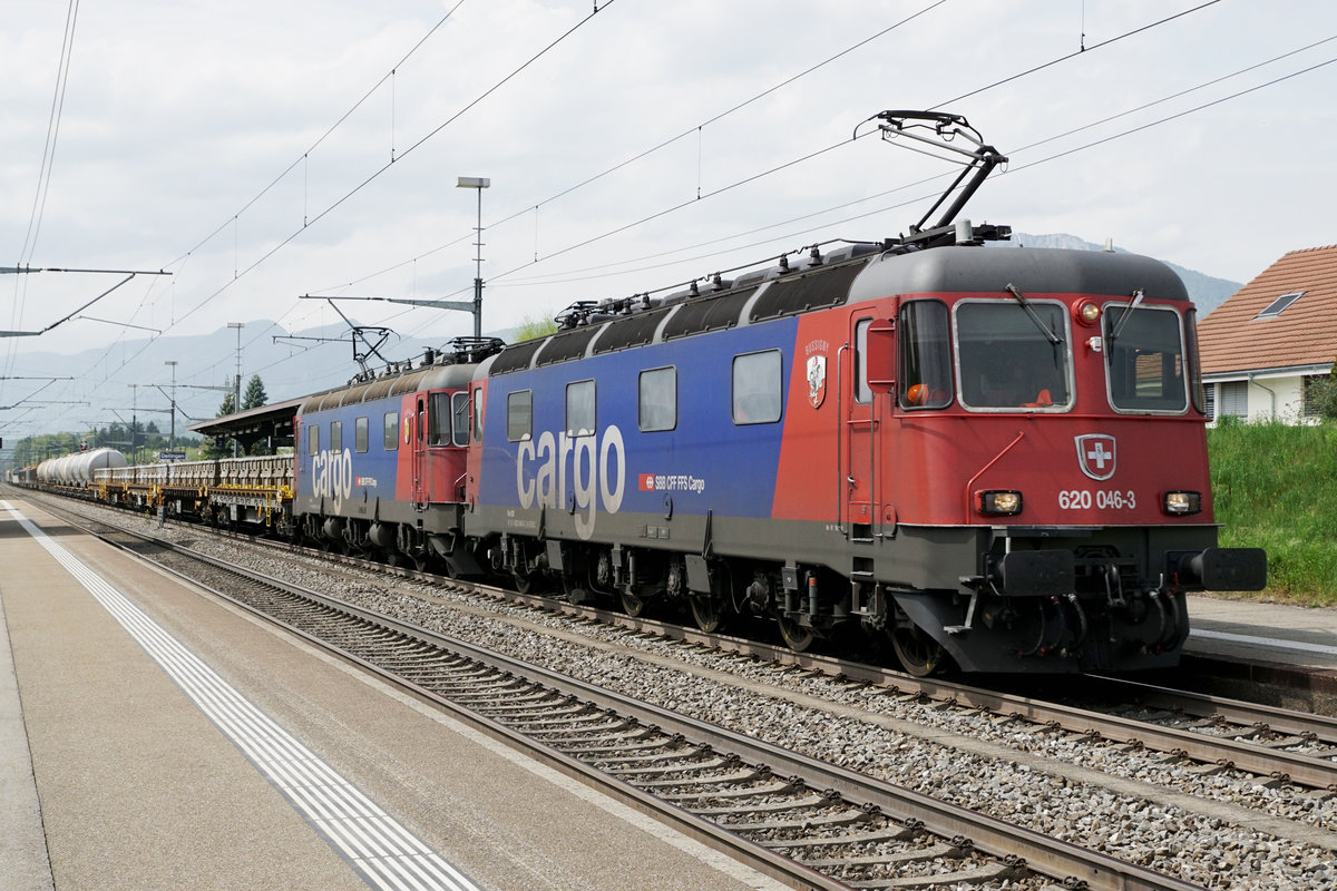 JAHRESRÜCKBLICK 2018
von Walter Ruetsch
Serie Nr. 1
Güterzug Biel-RBL mit Re 620 im Doppelpack, (Re 620 046-3 Bussigny und Re 620 059-6 Chavornay) bei Deitingen unterwegs am 23. April 2018.
