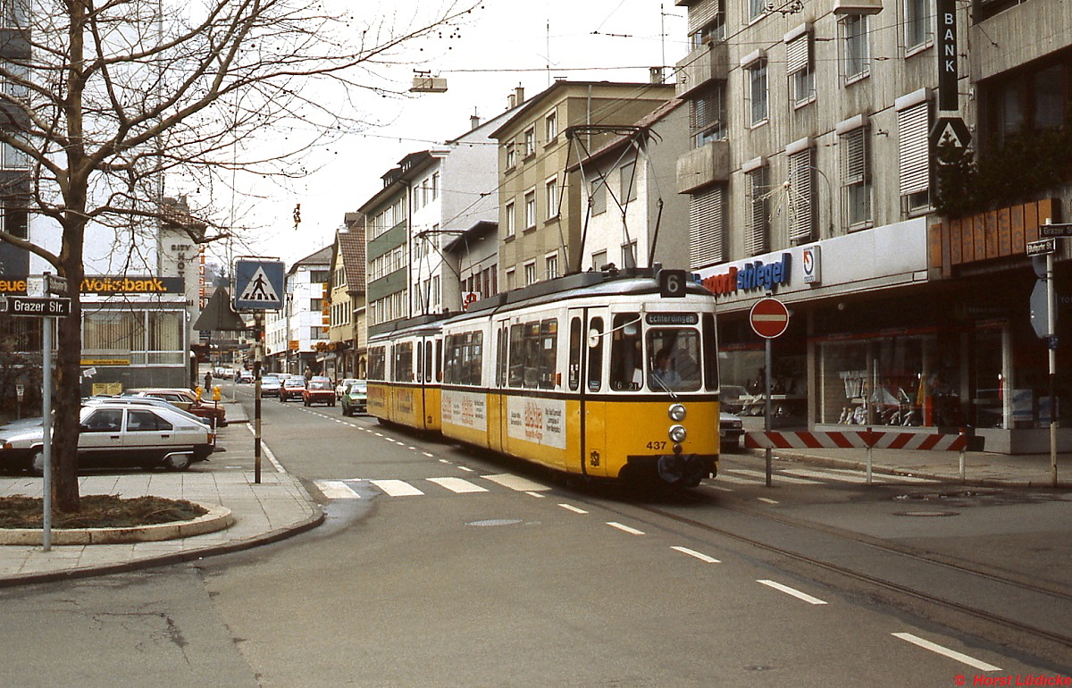 Jahrzehntelang verkehrte die Straßenbahn in parallelen Straßenzügen durch Feuerbach, hier ein Zug der Linie 6 am 01.03.1987 in der Stuttgarter Straße. Heute sind die Schienen verschwunden und die Stadtbahnstrecke verläuft im Tunnel.