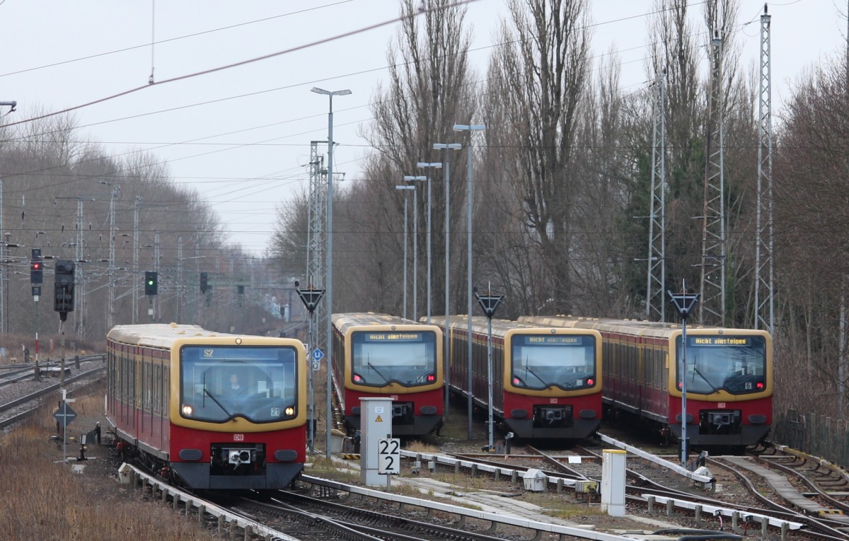 Jan. 2015 Bernau bei Berlin. 481 Kurzzug bei der Einfahrt neben abgestellten (Schwächung) Fahrzeugen in der Abstellanlage. Im Zuge der Baumaßnahme  ESTW-Zepernick  wird ein Abstellgleis zurückgebaut.