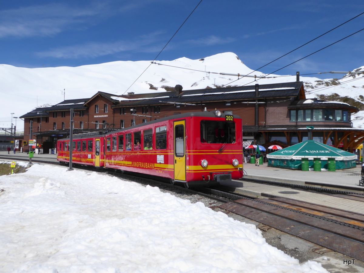 JB - Steuerwagen Bt 26 mit dem Triebwagen BDeh 2/4 202 im Bahnhof der Kleinen Scheidegg am 06.05.2016