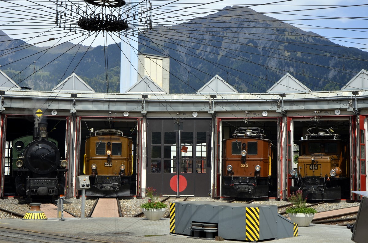Jubiläum 125 Jahre RhB am 10.05.2014 im Depot Landquart. Dampflok 108 und weitere Oldtimer vor der Ausfahrt zur Lokparade.