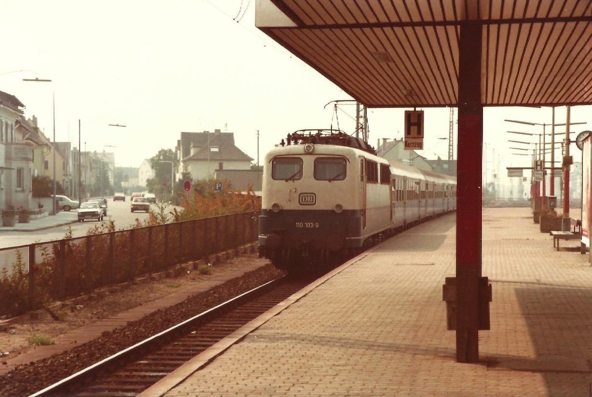 jun 1984, 110.103 arrives at Kelsterbach station