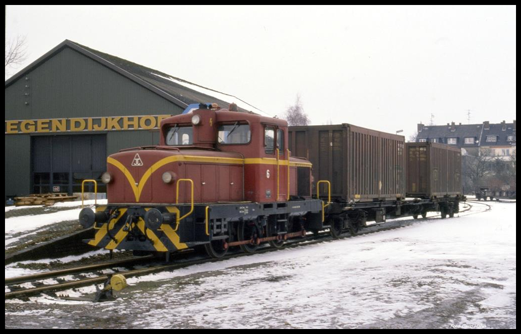 Jung Lok Nr. 13289, Typ R 42c, als Lok 6 der Hafenbahn rangiert hier am 16.2.1991 in Emmerich. Die Lok verkehrte einst in Diensten der Siegener Kreisbahn.