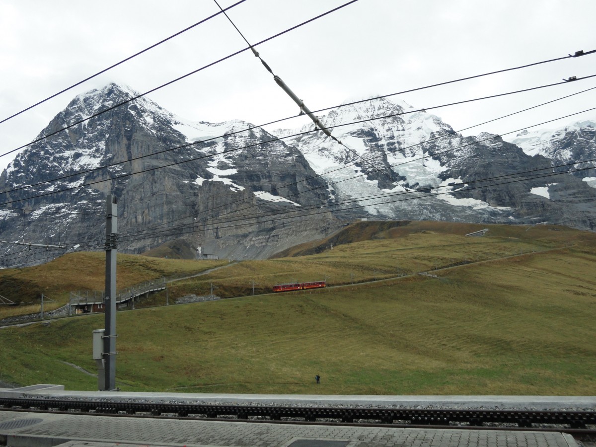 Jungfraubahn auf dem Weg nach  Jungfraujoch  am 4.10.2013, im Vordergrund in Schienenmitte die Zahnstange
