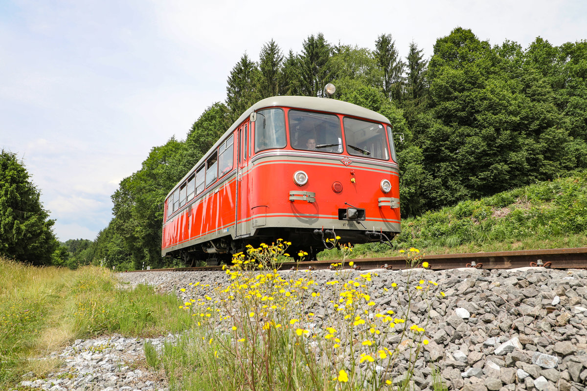 Juni 2016 
Eine Sonderfahrt der Steirischen Eisenbahnfreunde befährt den Rest der einstigen Sulmtalbahn. 
Hier nächst  der Weiche 1 G in Gasselsdorf. 
