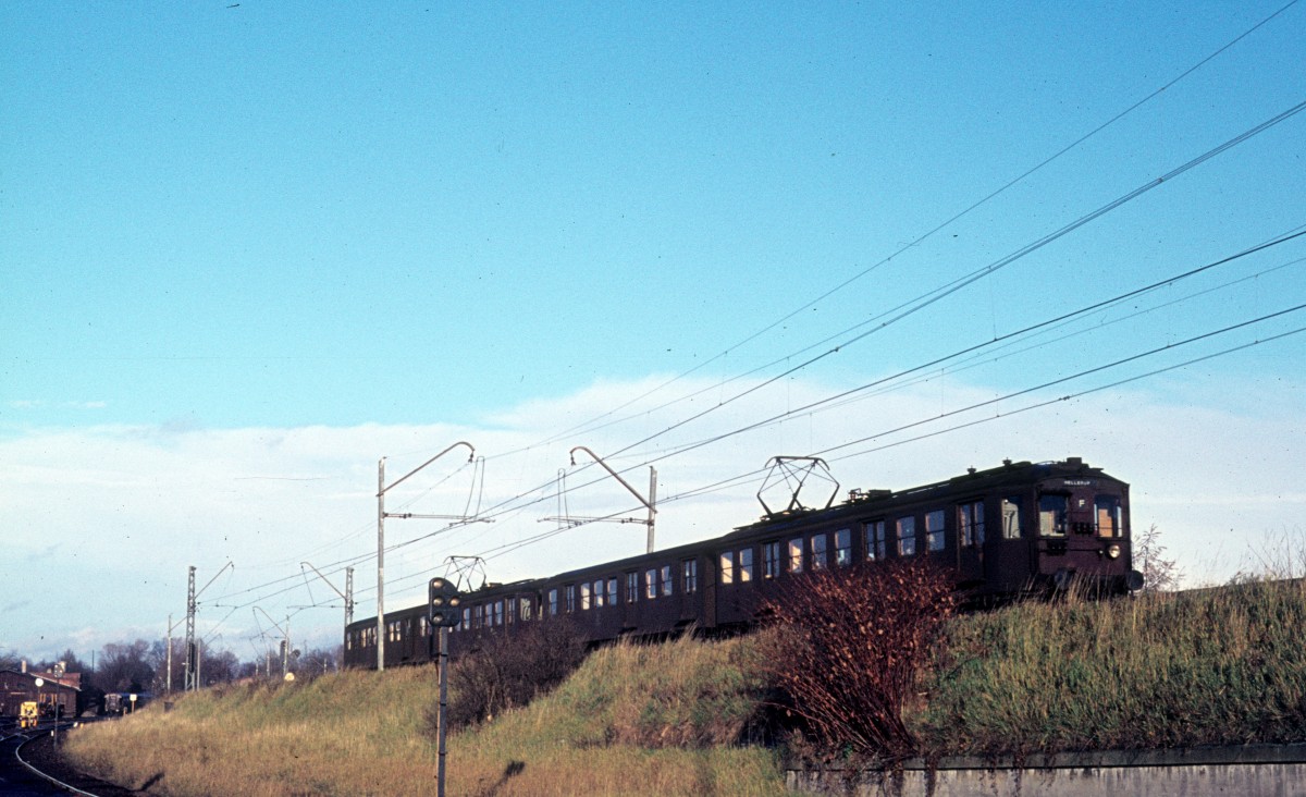 København / Kopenhagen DSB S-Bahn: Ein Zug der Linie F, der in Richtung Hellerup fährt, hat am 11. November 1973 den S-Bf Nørrebro eben verlassen.