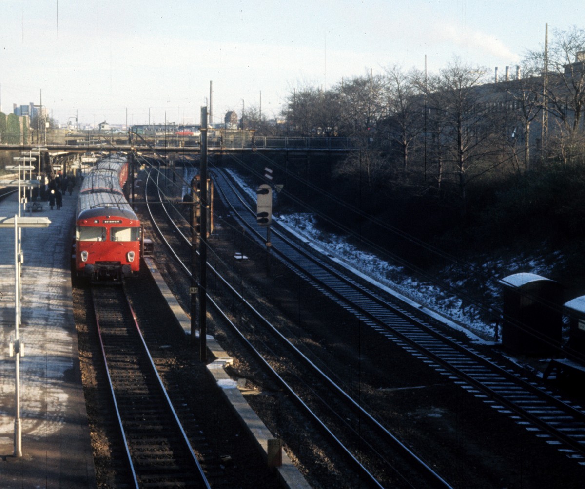København / Kopenhagen DSB S-Bahn: Linie H hält im Februar 1975 am S-Bf Enghave.