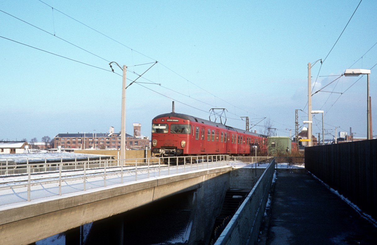 København / Kopenhagen DSB S-Bahn im Januar 1980: Ein Zug der zweiten Materialgeneration auf der Linie A in der Nähe vom ehemaligen S-Bf Ellebjerg.