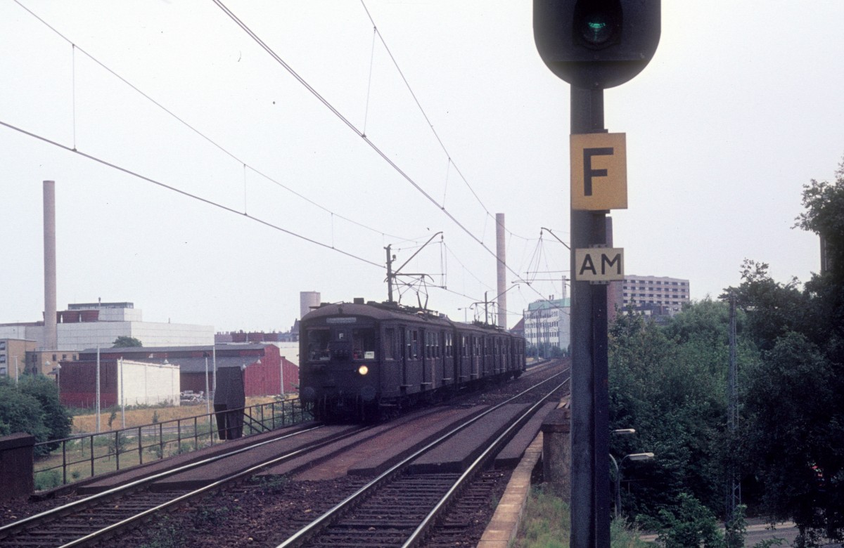 København / Kopenhagen DSB S-Bahn im August 1975: Ein Zug der Linie F erreicht den S-Bf Fuglebakken.