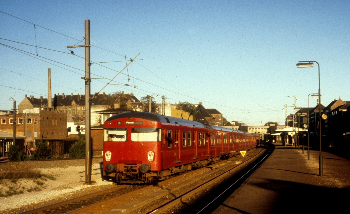 København / Kopenhagen DSB S-Bahn: Eine Garnitur der Linie B erreicht am 30. September 1979 den Bahnhof Valby. - Zu der Zeit bediente die Linie B die Strecke zwischen Tåstrup und Farum.