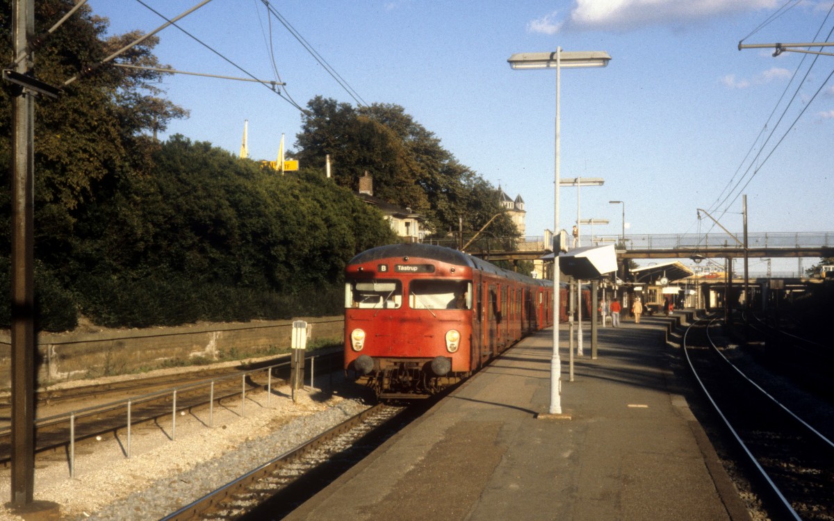 København / Kopenhagen DSB S-Bahn: Linie B S-Bf Enghave am 23. September 1979. - Links im Bild die Gleisverbindung zur Brauerei Carlsberg.