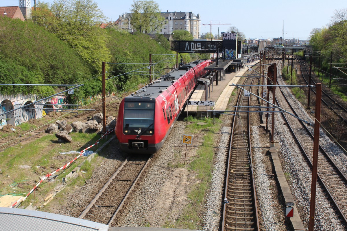 København / Kopenhagen DSB S-Bahn am 26. April 2014: Linie C (SA 9127) verlässt den S-Bf Enghave in Richtung Frederikssund über Valby, Vanløse und Ballerup. - Links im Bild einige Reste der ehemaligen Gleisverbindung zur Brauerei Carlsberg, die ihre Produktion nach Fredericia (in Jütland) verlegt hat.