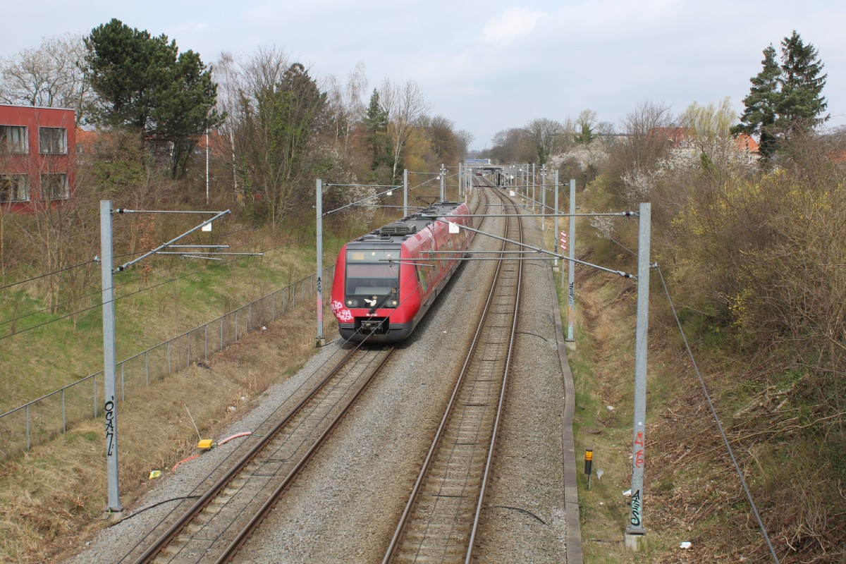 København / Kopenhagen DSB S-Bahn am 7. April 2014: Eine Garnitur der Linie F (SH 4729) nähert sich dem S-Bf Danshøj in Richtung Ny Ellebjerg.