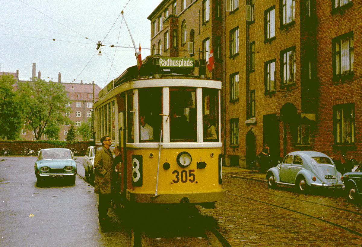 København / Kopenhagen Københavns Sporveje SL 8 (Tw 305) København Sønderbro, Skånegade am 17. August 1968. - Die anlässlich des 350jährigen Jubiläums des Stadtviertels Christianshavn für zwei Tage wiedererstandene Linie 8 bediente die Strecke Rådhusplads (Studiestræde) - Christianshavn, aber die Linie musste man zur Schleife Prags Allé - Skånegade - Holmbladsgade (auf der Insel Amager) fahren lassen, weil es eine Wendemöglichkeit im Stadtteil Christianshavn nicht mehr gab. - Heute befindet sich der Tw in der Sammlung des Dänischen Straßenbahnmuseums (Sporvejsmuseet Skjoldenæsholm). - Scan von einem Farbnegativ. Film: Kodak Kodacolor X Film.