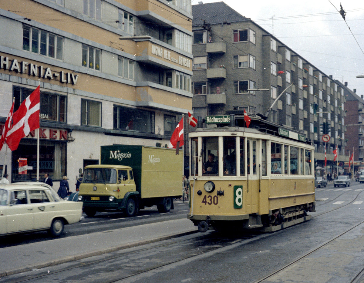 København / Kopenhagen Københavns Sporveje SL 8 (KS-Museumstriebwagen 430) København K, Christianshavn, Torvegade / Christianshavns Torv am 17. August 1968. - Wie es auf dem Bild ersichtlich ist, flaggte man am Tag der Aufnahmne mit der dänischen Flagge Danebrog, und zwar anlässlich des 350jährigen Jubiläums des Stadtviertels Christianshavn. Aus demselben Grund gab es eine Jubiläumsstraßenbahnlinie 8, die am Wochenende dem 17. und dem 18. August 1968 in Betrieb war. - Scan von einem Farbnegativ. Film: Kodak Kodacolor X Film.