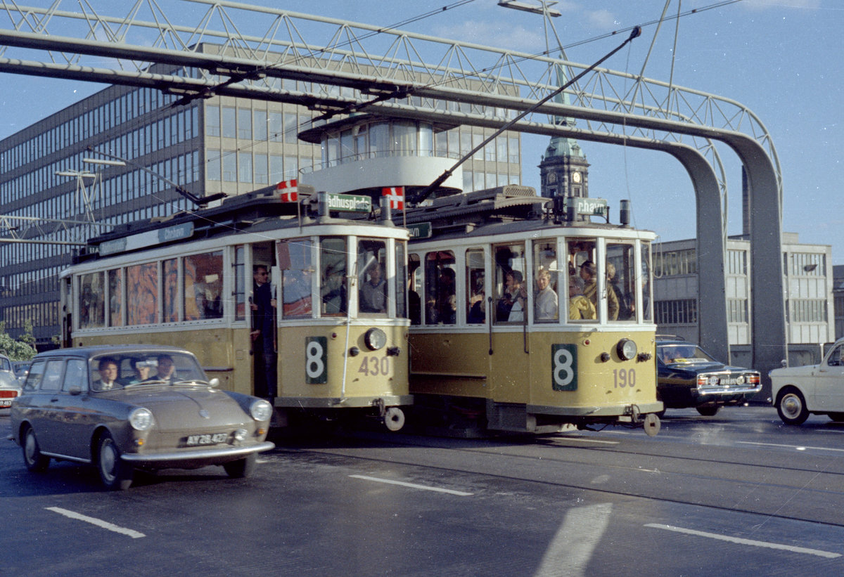 København / Kopenhagen Københavns Sporveje SL 8 (Tw 430 / Tw 190) Knippelbro am 18. August 1968. - Die Brücke Knippelsbro verbindet Slotsholmen, einen Teil der inneren Stadt, mit dem Stadtviertel Christianhavn. Dieser Stadtteil feierte 1968 sein 350jähriges Bestehen, und ein Teil der Festlichkeiten war die zeitweilige Wiedereröffnung (am 17. und 18. August) der 1965 aufgelassenen Linie 8. - Scan von einem Farbnegativ. Film: Kodak Kodacolor X.