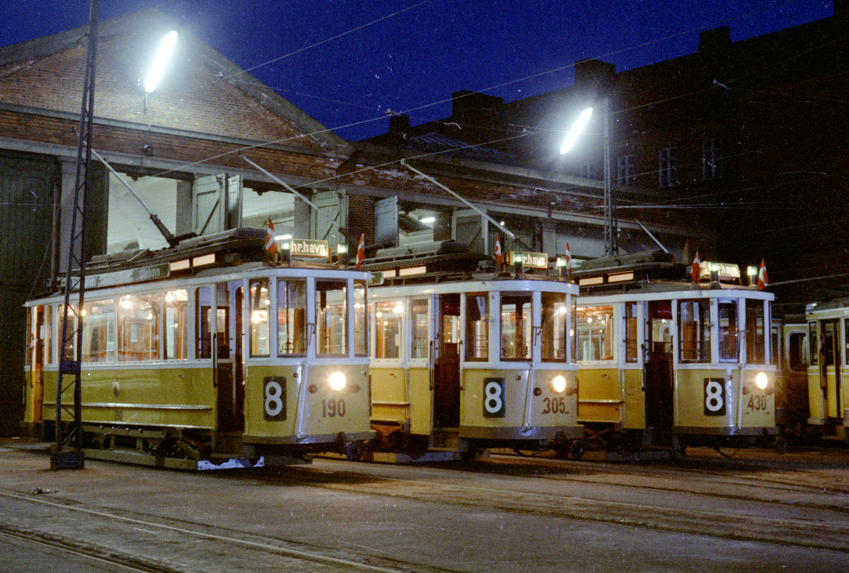 København / Kopenhagen Københavns Sporveje: Am Abend des 18. August 1968 hielten im Straßenbahnbetriebsbahnhof Sundby die drei Triebwagen, die am 17. und am 18. August den Betrieb auf der anlässlich des 350jährigen Jubiläums des Stadtviertels Christianshavn kurzweilig wiedererstandenen Straßenbahnlinie 8 aufrechterhalten hatten. Nach den letzten Fahrten gab es für die Straßenbahnfreunde eine Möglichkeit, alle Wagen auf einmal zu fotografieren. - Scan von einem Farbnegativ. Film: Kodak Kodacolor X.