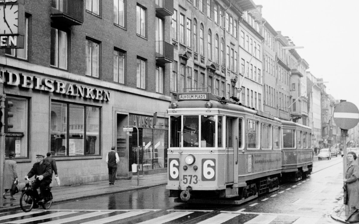 København / Kopenhagen Københavns Sporveje (KS) SL 6 (Tw 573 + Bw 15xx) Stadtzentrum, Store Kongensgade / Dronningens Tværgade im September 1968. - Scan von einem S/W-Negativ. Film. Ilford FP3.