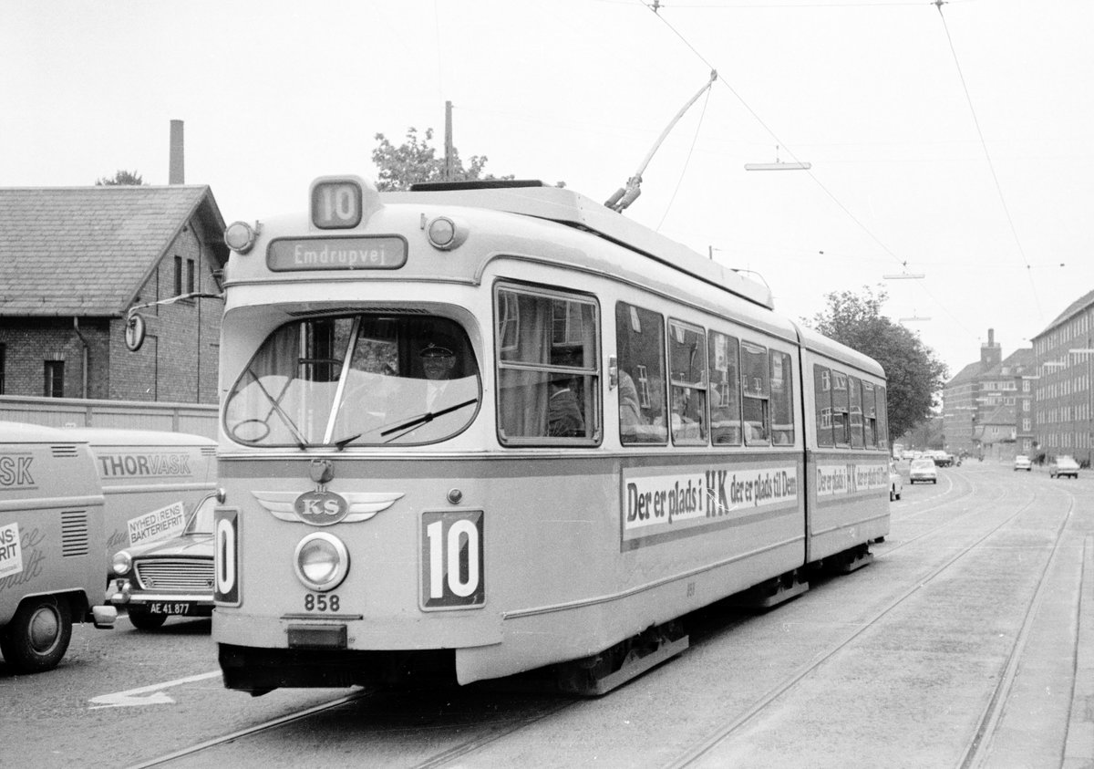 København / Kopenhagen Københavns Sporveje (KS) SL 10 (DÜWAG-GT6 858) Nørrebro, Tagensvej / Jagtvej im September 1968. - Scan von einem S/W-Negativ. Film: Ilford FP3.