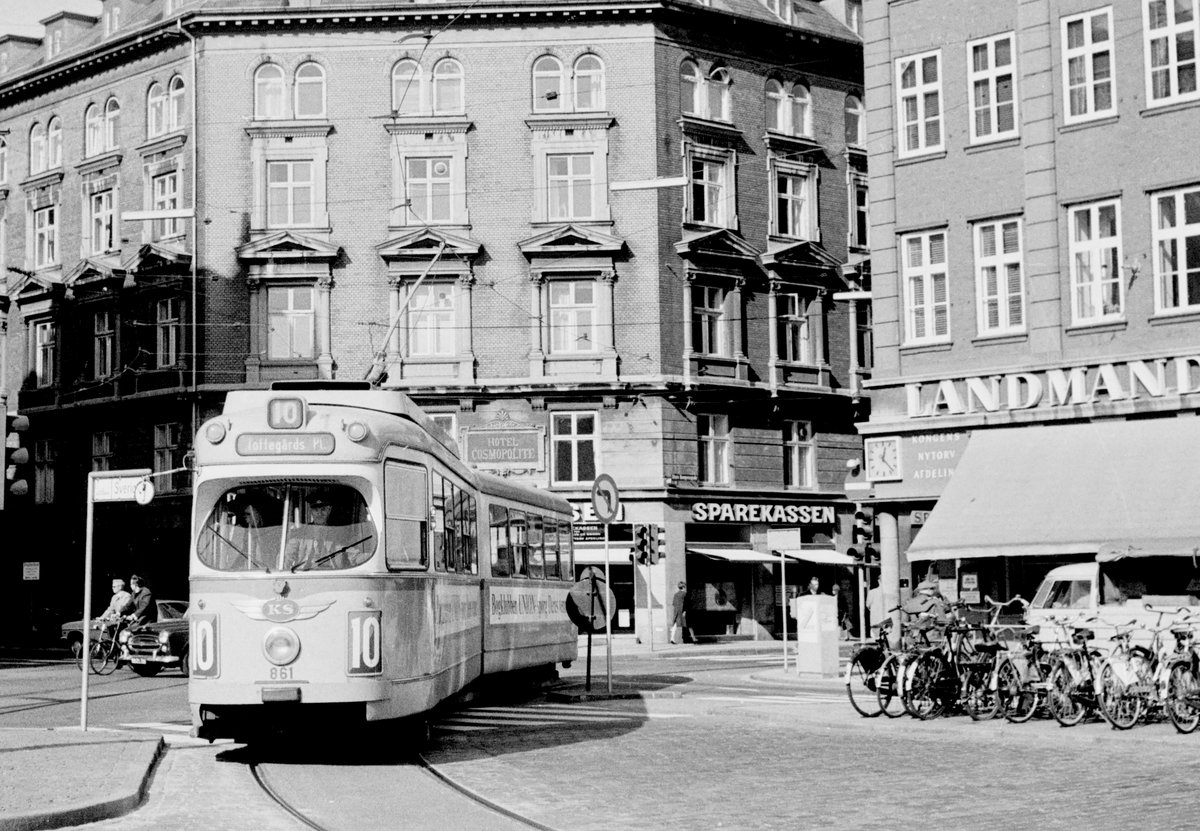 København / Kopenhagen Københavns Sporveje (KS) SL 10 (DÜWAG-GT6 861) Stadtzentrum, Kongens Nytorv / Store Kongensgade / Gothersgade im September 1968. - Scan von einem S/W-Negativ. Film: Ilford FP3.