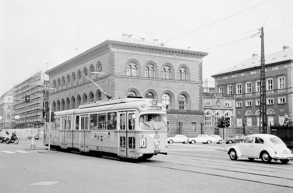 København / Kopenhagen Københavns Sporveje SL 10 (DÜWAG-GT6 821) Stadtzentrum, Holmens Kanal / Bremerholm / Havnegade im September 1968. - Hinter der Straßenbahn befindet sich das damalige Hauptgebäude der Dänischen Nationalbank, ein Palais im florentinischen Renaissancestil, 1866 - 1870 vom Architekten J. D. Herholdt gebaut. Links im Bild sieht man den Nachfolger des alten Nationalbankgebäudes, der in den Jahren 1965 - 1978 errichtet wurde; dieses Gebäude hatte der Architekt Arne Jacobsen entworfen. Nach der Fertigstellung des modernen Glas- und Betongebäudes wurde das alte schöne Palais abgerissen.