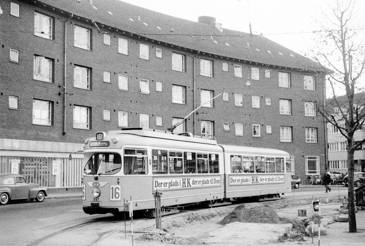 København / Kopenhagen Københavns Sporveje SL 16 (DÜWAG-GT6 897) København SV (: Südwest), Kongens Enghave, Mozarts Plads im Oktober 1968. - Scan von einem S/W-Negativ. Film: Ilford HP4.