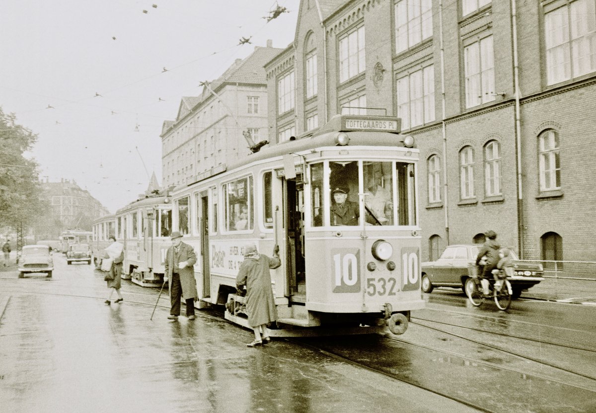 København / Kopenhagen Københavns Sporveje SL 10 (Tw 532) Vesterbro, Enghave Plads im Oktober 1968. - Der Zug fährt in Richtung Toftegårds Plads. - Scan von einem S/W-Negativ. Film: Ilford HP4.
