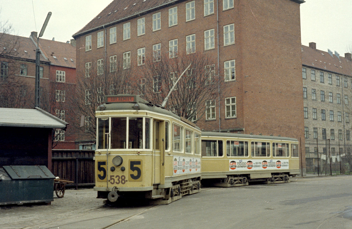 København / Kopenhagen Københavns Sporveje SL 5 (Tw 538 + Bw 15xx) København S, Sundbyøster, Sundby Remise im Dezember 1968.