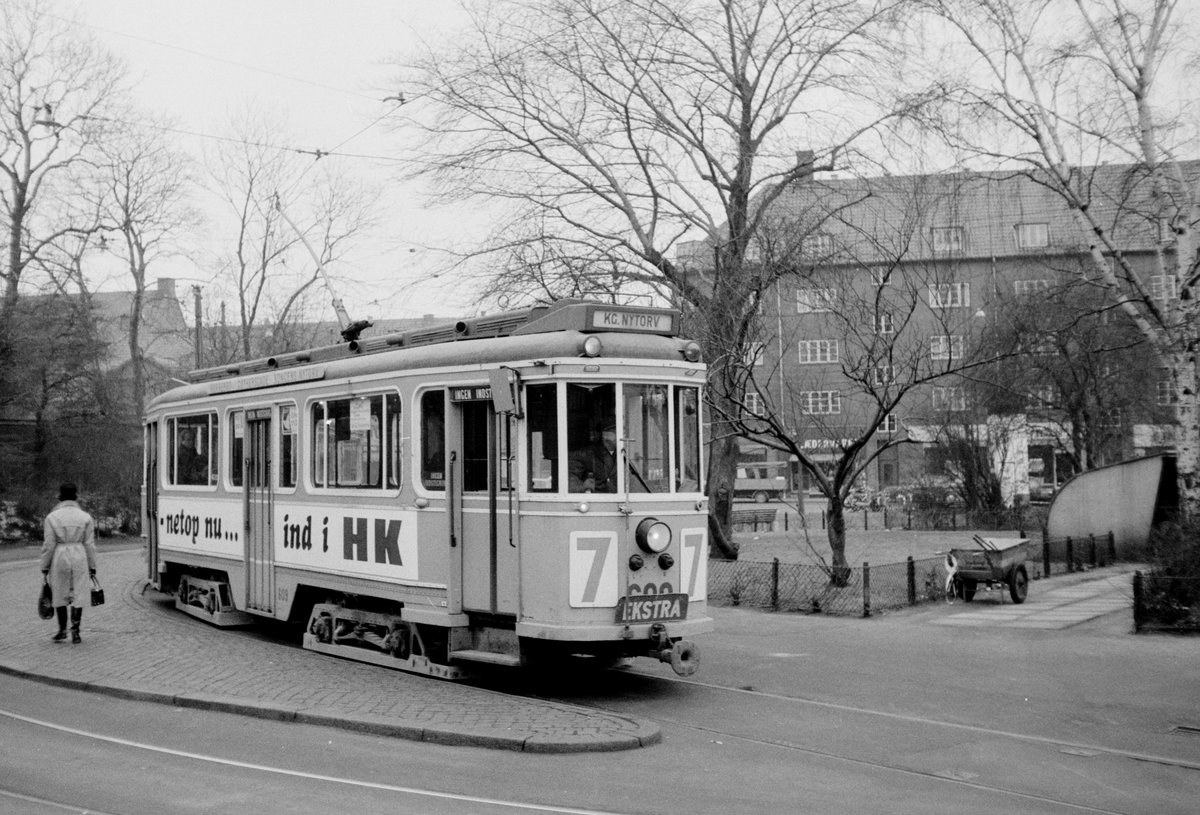 København / Kopenhagen Københavns Sporveje SL 7 (Tw 609 + Bw 1520 als E-Zug) Brønshøj, Brønshøj Torv im März 1969. - Scan eines S/W-Negativs. Film: Agfa L ISS.