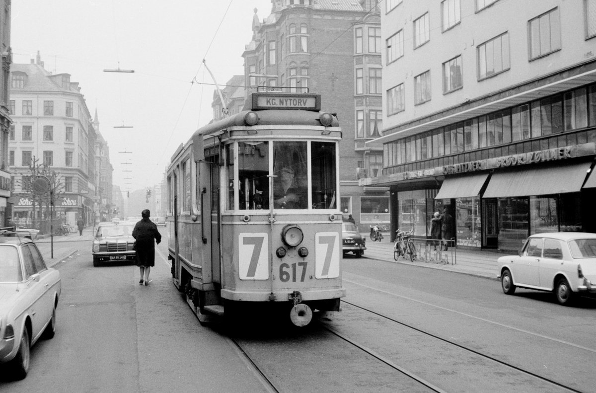 København / Kopenhagen Københavns Sporveje SL 7 (Tw 617) København N, Nørrebro, Nørrebrogade / Stefansgade am 30. März 1969. - Der Drehgestellwagen 617 hatte ursprünglich die KS-Wagennummer 555; 1934 übernahm die Nordsjællands Elektricitets- og Sporvejsselskab (NESA) diesen und neun andere Tw derselben Bauart (547 - 554 und 556), und bei der NESA erhielt der Tw 555 die Nummer 929. Als die NESA ihre Straßenbahnstrecken 1952 - 1953 schloss, kamen die 10 Drehgestellwagen an die KS zurück. Sie erhielten noch einmal neue Wagennummern, nämlich 609 - 618. Der Tw 617 befindet sich in der Sammlung des Dänischen Straßenbahnmuseums (Sporvejsmuseet Skjoldenæsholm); das Museum hat den Tw in seinem NESA-Zustand als Tw 929 wieder erstehen lassen. - Scan eines S/W-Negativs. Film: Agfa L ISS.