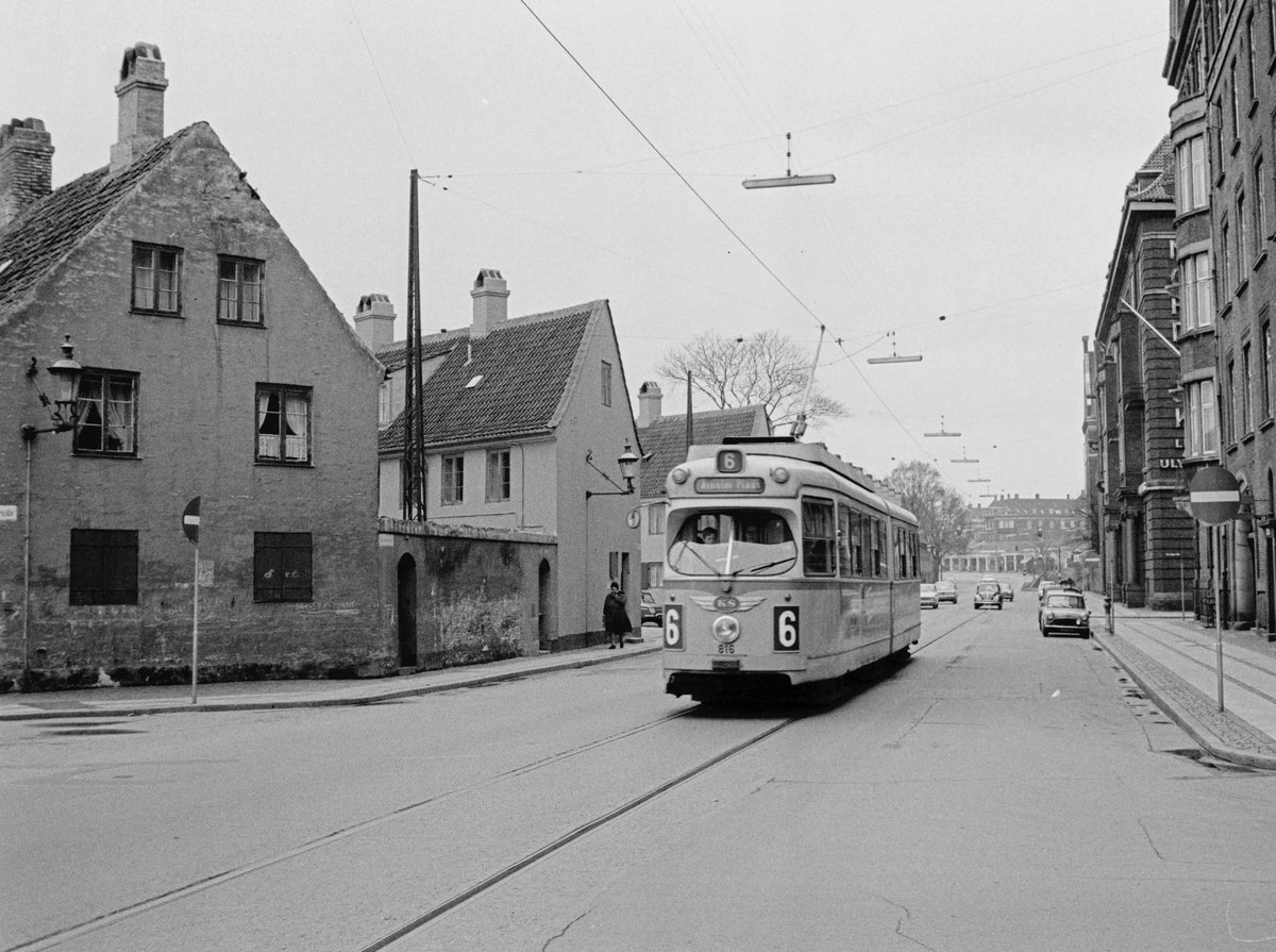 København / Kopenhagen Københavns Sporveje SL 6 (DÜWAG-GT6 816) København K, Stadtzentrum, Store Kongensgade / Nyboder im April 1969. - 1631 wurden die ersten Häuser der Siedlung Nyboder errichtet. Die Initiative zur Errichtung einer Siedlung für die Mannschaft der dänischen Kriegsmarine ging von Christian IV, dem damaligen König, aus. Christian IV, König 1588 - 1648, hat mehrere wichtige Kopenhagener Bauwerke errichten und das Stadtteil Christianshavn (1618) entstehen lassen. - Scan eines S/W-Negativs. Film: Ilford FP4.