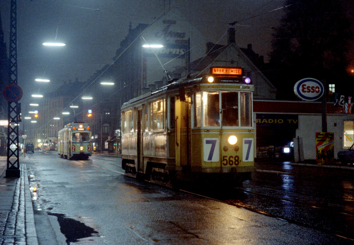 København / Kopenhagen Københavns Sporveje SL 7 København N, Nørrebro, Nørrebrogade kurz nach Mitternacht in der Nacht vom 20. auf den 21. April 1969- - Der Tw 568 hält als letzter Zug des Tages auf der Linie 7 vor dem Straßenbahnbetriebsbahnhof Nørrebro. - Ein DÜWAG/Kiepe-GT6 als SL 2 nähert sich auch seinem  Nachtquartier . - Zu der Zeit bediente der Betriebshof die Straßenbahnlinien 2, 5, 7 und 16. Während die Linie 7 ihr einziges  Zu Hause  hier hatte, benutzten die anderen Linien noch einen Betriebshof, 2 und 5 die Sundby Remise (auf der Insel Amager) und die Linie 16 die Valby Remise. - Scan eines Farbnegativs. Film: Kodak Kodacolor X.