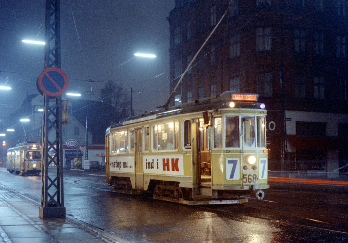 København / Kopenhagen Københavns Sporveje SL 7 (Tw 568) København N, Nørrebro, Nørrebrogade / Bragesgade kurz nach Mitternacht in der Nacht vom 20 auf den 21. April 1969. -  Der letzte Zug des Tages auf der SL 7 war bereit, rückwärts in den Straßenbahnbetriebsbahnhof Nørrebro einzuziehen. Ehe der Wagenführer dieses Manöver vollbringen konnte, musste der Schaffner die Stromabnehmerstange wenden. - Scan eines Farbnegativs. Film: Kodak Kodacolor X.