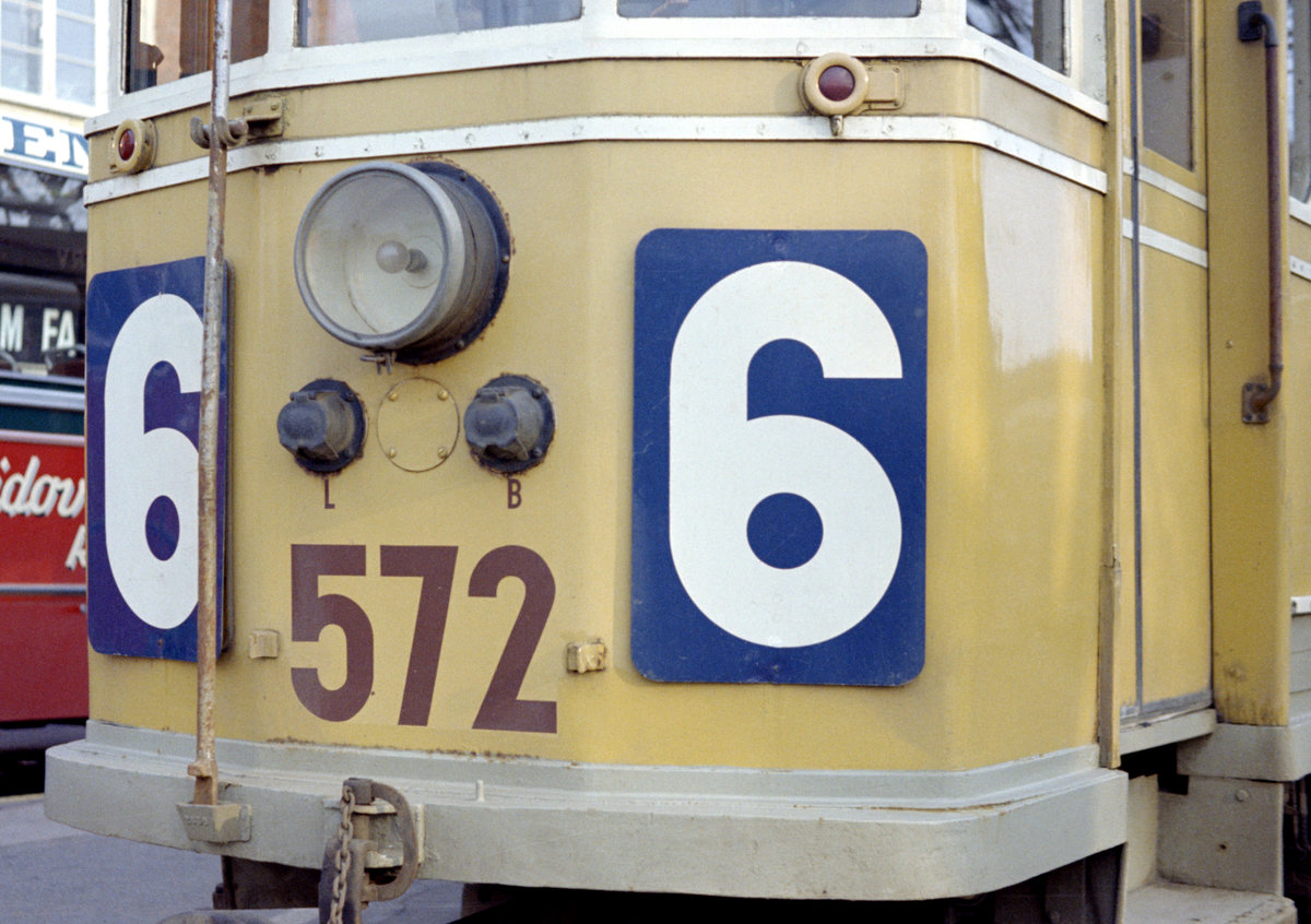 København / Kopenhagen Københavns Sporveje SL 6: Nahaufnahme vom Drehgestelltriebwagen 572. Am 25. April 1969, am vorletzten Betriebstag der Linie 6, hält der Tw am Ålholm Platz im Stadtteil Valby. - Scan eines Farbnegativs. Film: Kodak Kodacolor X.