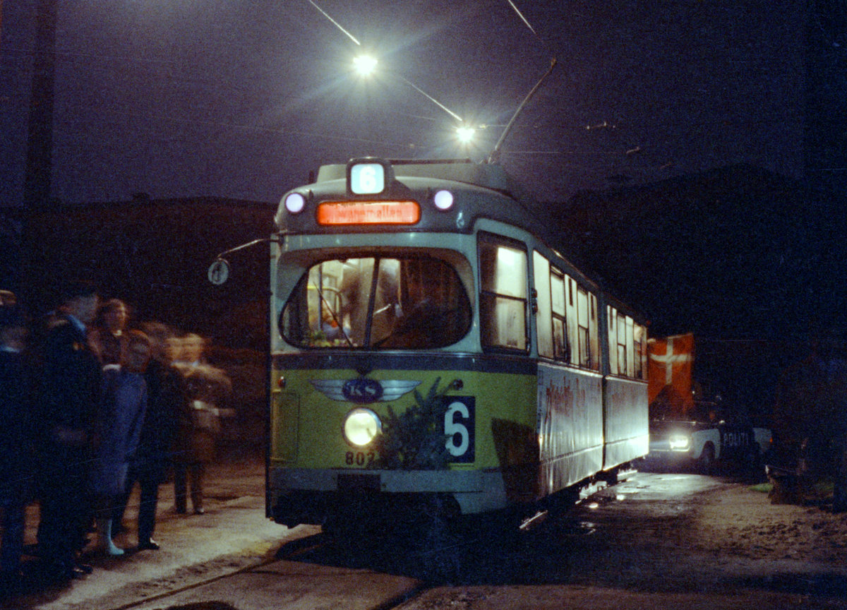 København / Kopenhagen Københavns Sporveje: Stillegung der SL 6. - Zeit: Um 01:00 in der Nacht vom Samstag dem 26. auf den 27. April 1969. - Der letzte Zug in Richtung Ryparken, der DÜWAG/Kiepe-GT6 802, hat die Endstation erreicht. Nach einem kurzen Aufenthalt wird der Zug in den Straßenbahnbetriebsbahnhof Svanemøllen einziehen. - Scan eines Farbnegativs. Film: Kodak Kodacolor X.