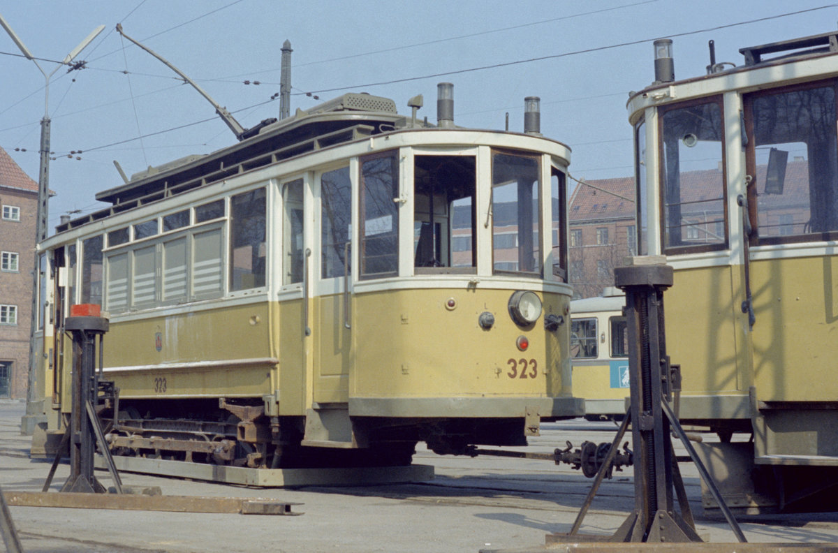 København / Kopenhagen Københavns Sporveje (KS): Am 10. Mai 1969 hält der Tw 323 im Straßenbahnbetriebsbahnhof Sundby. - Der Tw gehörte zur KS-Serie 315 - 339, die die Waggonfabrik Scandia in Randers (Jütland) 1912 an die KS lieferte. 1962 - 1963 baute man die Tw 315 - 325 und 330 zu Arbeitstriebwagen (Salzwagen) um. - Scan eines Farbnegativs. Film: Kodak Kodacolor X.