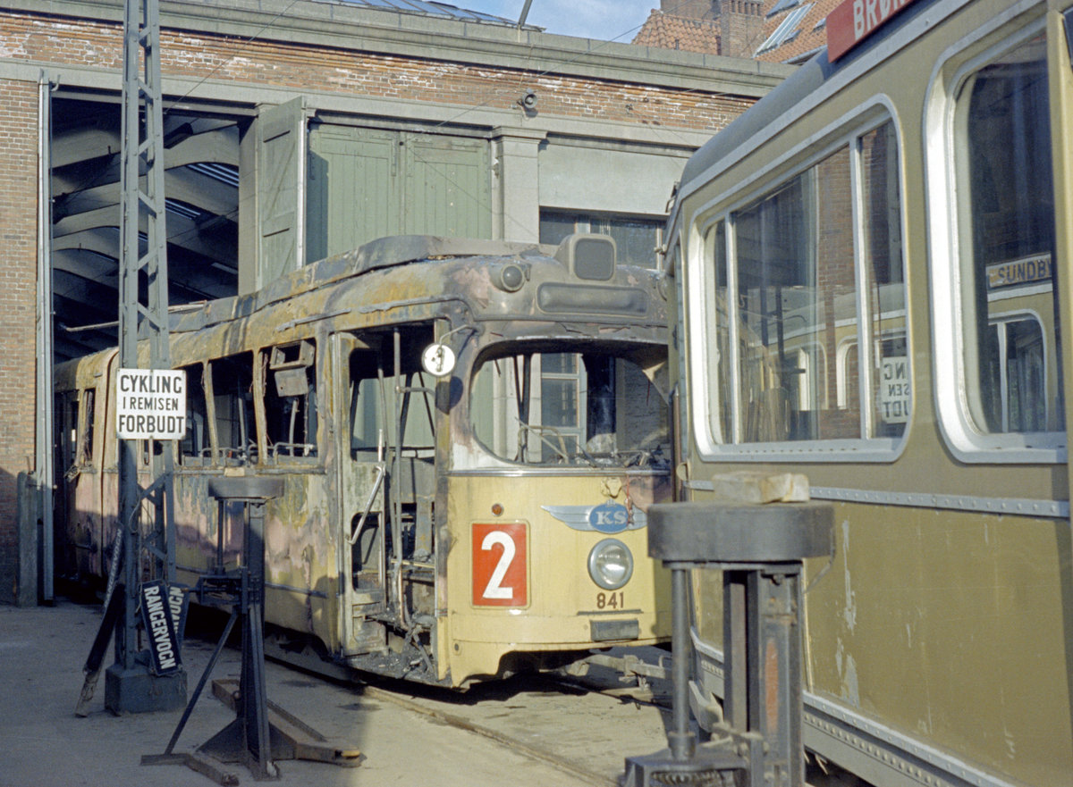 København / Kopenhagen Københavns Sporveje: Am 22. Mai 1969 brannte im Straßenbahnbetriebsbahnhof Sundby der DÜWAG/Kiepe-GT6 841 wegen Unvorsichtigkeit während Reparaturarbeiten völlig aus. - Scan eines Farbnegativs. Film: Kodak Kodacolor X.