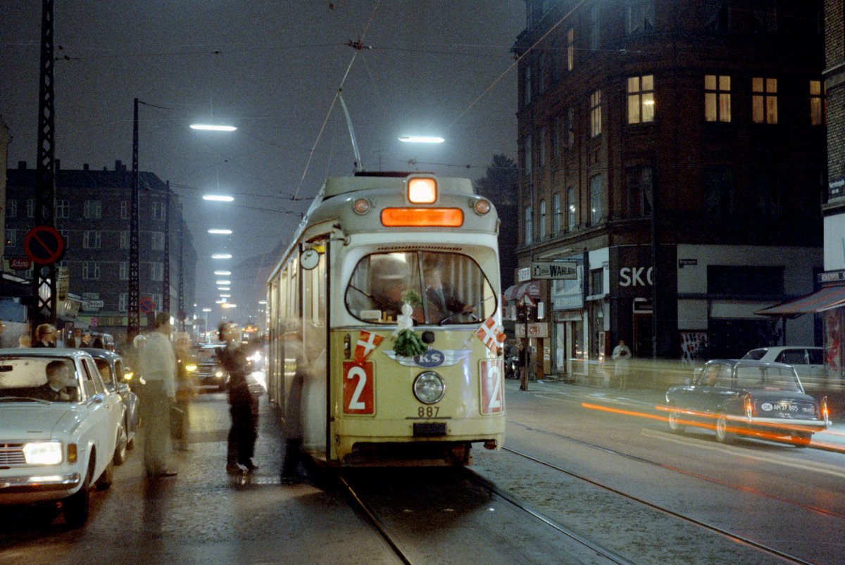 København / Kopenhagen Københavns Sporveje: Einstellung der SL 2. Der GT6 887 hält Ecke Nørrebrogade / Bragesgade (an der Nørrebro Remise (: am Straßenbahnbetriebsbahnhof Nørrebro)), nachdem er die letzte Fahrt vom Sundbyvester Plads nach Brønshøj und weiter zum Betriebshof gemacht hat. Aufnahmedatum und annähernde Aufnahmezeit: 19. Oktober 1969 um etwa 01.15. - Scan eines Farbnegativs. Film: Kodak Kodacolor X. 