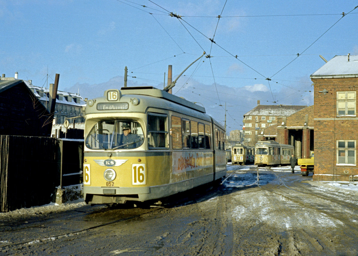 København / Kopenhagen Københavns Sporveje SL 16 (DÜWAG/Kiepe-GT6 852) Nørrebro, Nørrebro Remise (: Straßenbahnbetriebsbahnhof Nørrebro) am 2. Januar 1970. - Scan eines Farbnegativs. Film: Kodak Kodacolor X.