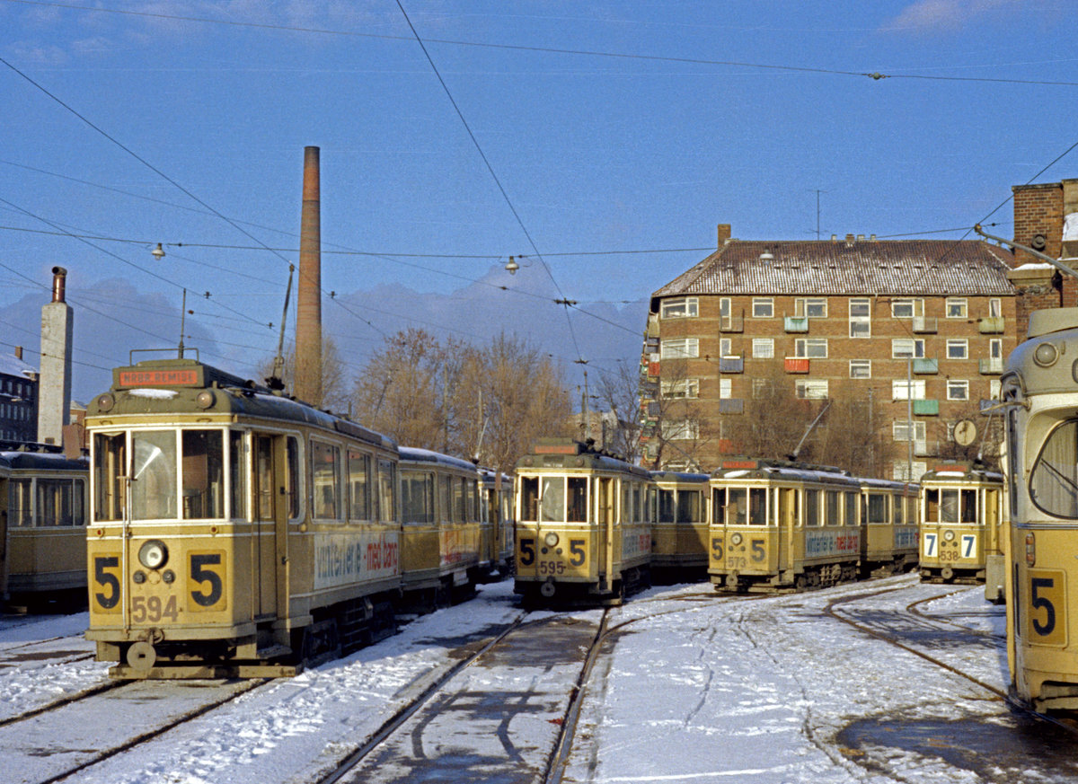 København / Kopenhagen Københavns Sporveje: Am 2. Januar 1970 standen im Straßenbahnbetriebsbahnhof Nørrebro u.a. drei Drehgestellgarnituren als SL 5 (die Tw 594, 595 und 573 mit ihren Beiwagen) samt dem Tw 538 als SL 7. - Scan eines Farbnegativs. Film: Kodak Kodacolor. 