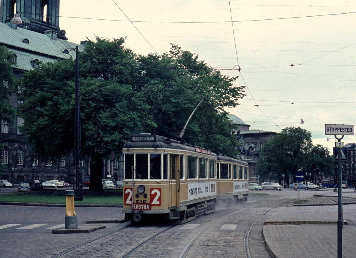 København / Kopenhagen Københavns Sporveje (KS) SL 2 (Tw 515) København K, Slotsholemn, Holmens Bro im Juni 1969. - Der Großraumtriebwagen 515 fuhr als täglicher E-Wagen auf der Linie 2 morgens in der HVZ im Sommer 1969. - Auf der linken Seite lässt sich ein Teil vom Schloss Christiansborg sehen. - Scan eines Diapositivs. 