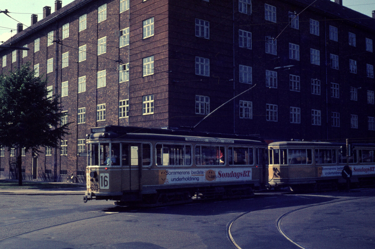 København / Kopenhagen Københavns Sporveje (KS) SL 16 (Großraumtriebwagen 603) Valby, Toftegaards Plads / Vigerslev Allé (Betriebsfahrt vom Betriebsbahnhof Valby) im Juni 1968. - Scan eines Diapositivs. 