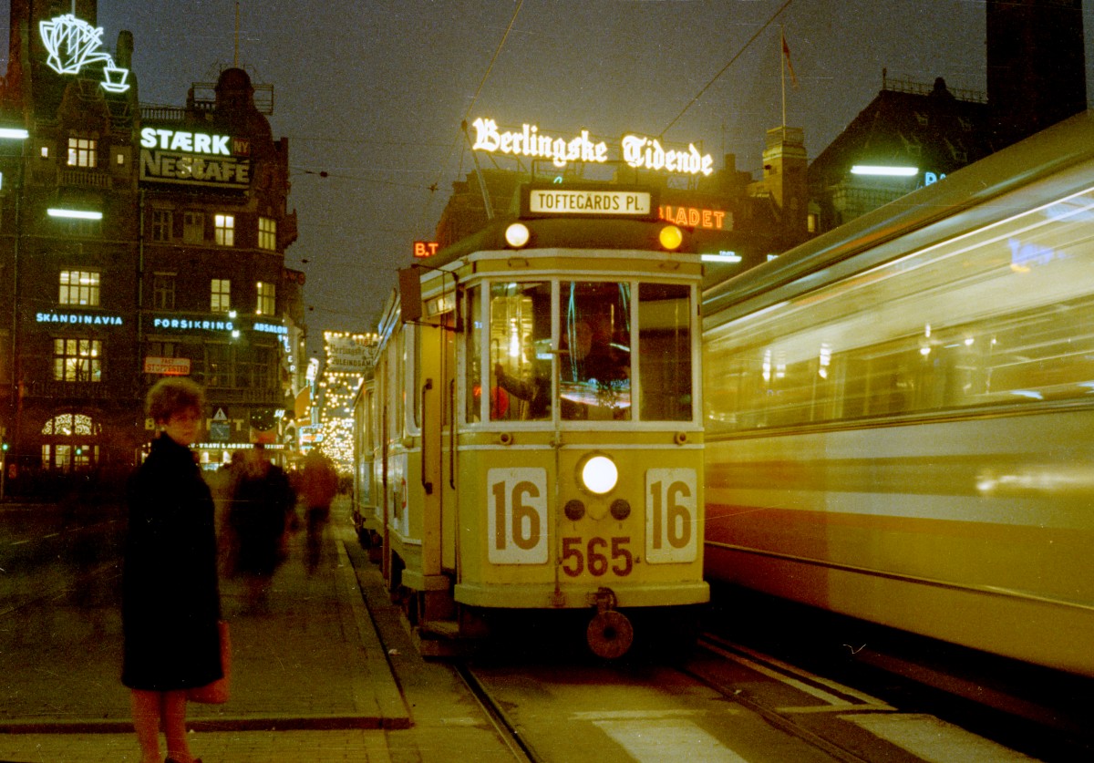 København / Kopenhagen Københavns Sporveje SL 16 (Tw 565 + Bw 15xx) Rådhuspladsen / Rathausplatz im Dezember 1968. - Scan von einem Farbnegativ. Film: Kodacolor X.