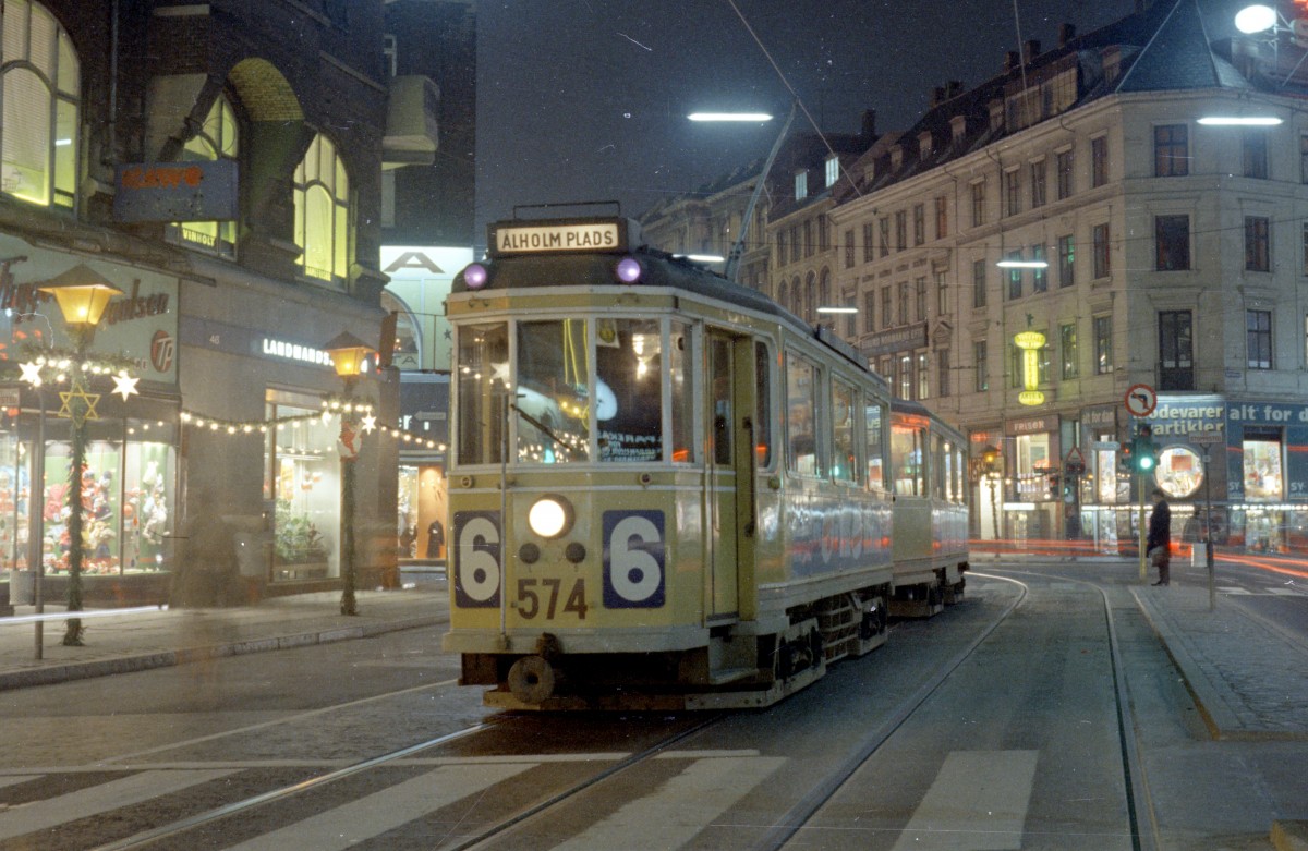 København / Kopenhagen Københavns Sporveje SL 6 (Tw 574 + Bw 15xx) Vesterbros Torv / Vesterbrogade / Bagerstræde im Dezember 1968.- Scan von einem Farbnegativ. Film: Kodacolor X.