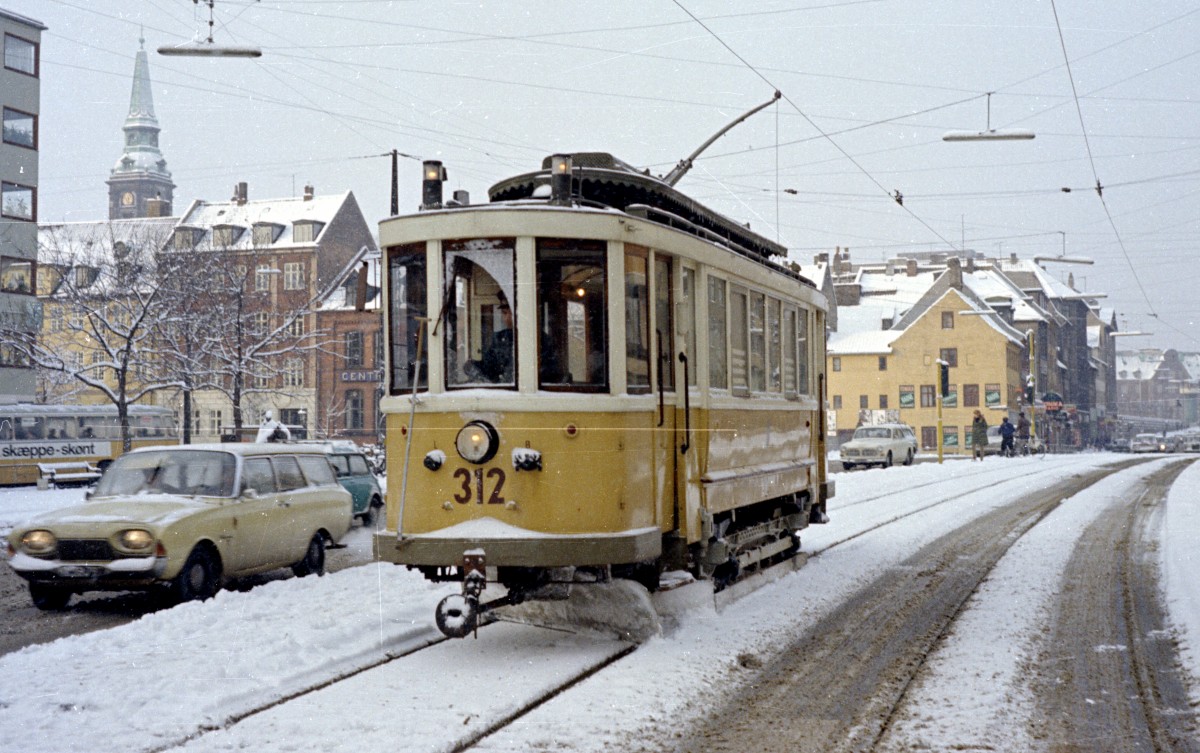 København / Kopenhagen Københavns Sporveje Arbeitstriebwagen / Salzwagen 312 Christianshavns Torv am 29. Dezember 1968.- Scan von einem Farbnegativ. Film: Kodacolor X.