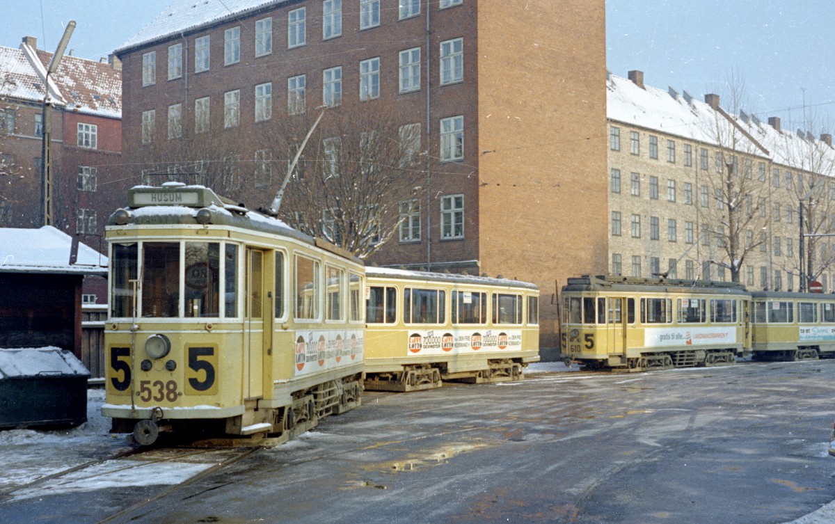 København / Kopenhagen Københavns Sporveje SL 5 (Tw 538 + Bw 15xx / Tw 610 + Bw 15xx) Betriebshof Sundby am 30 Dezember 1968. - Scan von einem Farbnegativ. Film: Kodacolor X.
